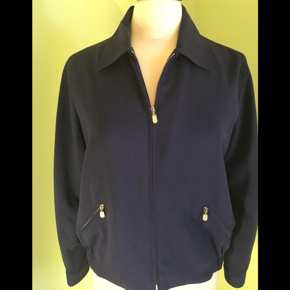 Fresh & classic zip navy jacket.🌼